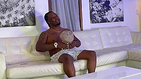 छोटी 18+ एबोनी चूत क्रीमिंग करते हुए बड़े काले लंड पर सवार