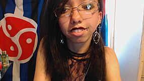 यंग गॉथ ने डार्क रेड लिपस्टिक लगाई, उभरे निप्पल के साथ खेला