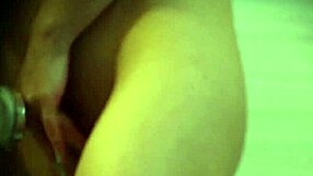 कीहोल से झाँकना! क्वारंटाइन सौतेली बहन बाथरूम में ऑर्गेज़म के लिए छुपी