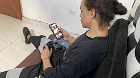 मीठी सबमिसिव पड़ोसी को पकड़े जाने के बाद क्लोज़अप में जोरदार ठोक दिया