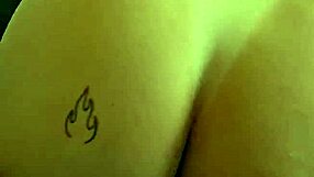 Gosto que me fode desse jeito arrega�ando o meu cu com dildo anal