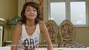 डिफ्लोरेशन के दौरान प्यारी लड़की की रसीली चूत को तोड़ा