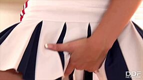 ब्लॉन्डी ट्रेसी लिंडसे अपनी गीली चूत को कैसे स्ट्रेच करती है?