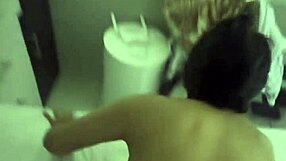 Vecina viene por su dosis de leche!