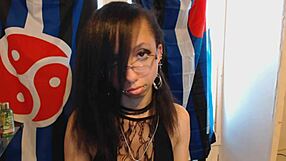 यंग गॉथ ने डार्क रेड लिपस्टिक लगाई, उभरे निप्पल के साथ खेला