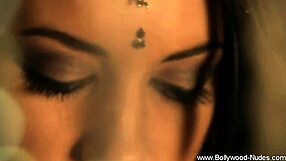 ब्रूनेट मिल्फ अपनी टाइट ब्लैक ड्रेस में टेस करती है सोलो मजा के लिए