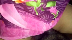 अरे, क्या तूने आंटी को अपने बॉयफ्रेंड के लंड को हॉट हैंडजॉब देते देखा?