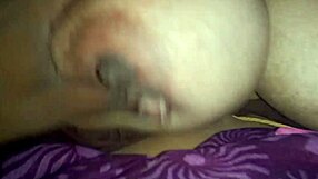 अरे, क्या तूने आंटी को अपने बॉयफ्रेंड के लंड को हॉट हैंडजॉब देते देखा?