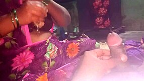 अरे, क्या तूने आंटी को अपने बॉयफ्रेंड के लंड को हॉट हैंडजॉब देते देखा?