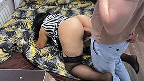 सौतेली माँ सौतेले बेटे को ऐनल और ब्लोजॉब देती है!