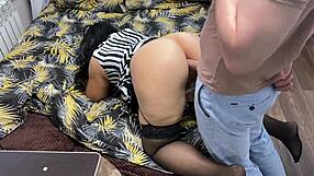 सौतेली माँ सौतेले बेटे को ऐनल और ब्लोजॉब देती है!