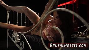 लड़की गैरेज में गुलाम मर्द को हावी करती है, गोरी को सजा मिलती है