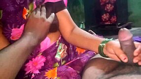 अरे, क्या तूने आंटी को अपने बॉयफ्रेंड के लंड को हॉट हैंडजॉब देते देखा?