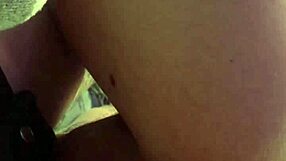 मैं अपनी गैंड को ह्यूज हॉर्स कॉक डिल्डो से स्ट्रेच कर रही हूं