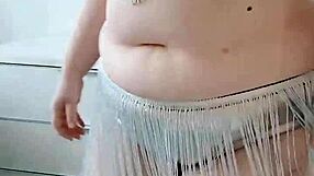 अरे, इस बड़ी गंद वाली बीबीडब्ल्यू का बेली डांस देखना पसंद है!