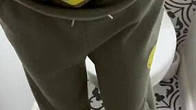 उसे पेशाब करते पकड़ा, वो मुझसे क्या छुपा रही है?