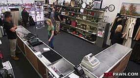 ब्लोंड ने स्टिकी पर्ल नेकलेस रिवार्ड के लिए नॉटी गेम्स खेले