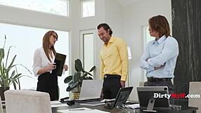 करेन की गुप्त समस्या ऑफिस का माहौल बदल देगी वाइल्ड थ्रीसम से