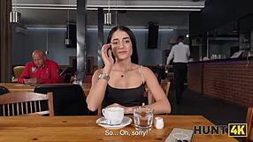 शर्मीली ब्रूनेट पब्लिक टॉयलेट सेक्स में अजनबी के साथ जंगली हो गई