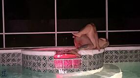 प्रिटी पिंक पीकॉक ने बाहर स्क्वर्ट किया, बालों वाली चार्म के साथ