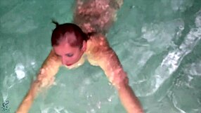 प्रिटी पिंक पीकॉक ने बाहर स्क्वर्ट किया, बालों वाली चार्म के साथ