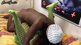 पैशनेट एमेच्योर मोमेंट में रफ एंड फास्ट ब्लैक कपल