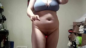 गोलमटोल नीली आंखों वाली रंडी वाइब्रेटर से बिना पैंट हिट वर्कआउट