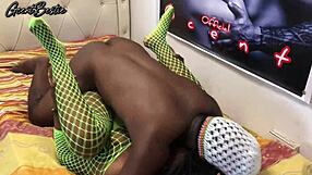 पैशनेट एमेच्योर मोमेंट में रफ एंड फास्ट ब्लैक कपल