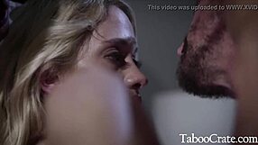 18+ टीन को फैमिली हॉलिडे में बेस्ट फ्रेंड के पेरेंट्स ने ड्रिल किया