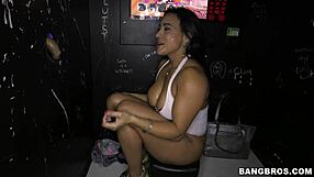 फिटनेस चिक को पसंद हैं ग्लोरीहोल के लोड, समझे ना?