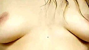 छोटी यूरोपियन बेब लंड पर सवार, हर धक्के का मजा छोटी चूचियों के साथ