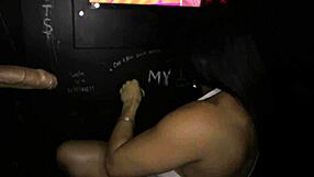 फिटनेस चिक को पसंद हैं ग्लोरीहोल के लोड, समझे ना?