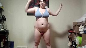 गोलमटोल नीली आंखों वाली रंडी वाइब्रेटर से बिना पैंट हिट वर्कआउट