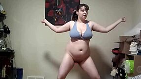 गोलमटोल नीली आंखों वाली रंडी वाइब्रेटर से बिना पैंट हिट वर्कआउट