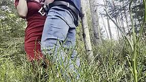 जंगल में खुलेआम चुदाई, शानदार ब्रुनेट के साथ जंगली मस्ती