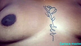 मास्क वाली लैटिना Safada अपनी बड़ी गांड पर गर्म माल लेती है!