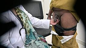 डॉक्टर हैरान जब मरीज ने एग्जाम रूम में छोटा 18+ लंड दिखाया