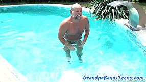 छोटी 18+ टीन को बूढ़े ने माल से ढक दिया