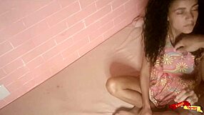 पतली एशियन जवान 18+ बेबीसिटर रफ एनल कॉसप्ले सीन में रोती है