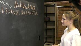 टीचर प्राइवेट लेक्शन में स्टूडेंट बेबी बैंबी को अस में ड्रिल करती है। वह डेस्क के नीचे लंड चूसती है रफ एनआरएक्स049 सेशन में!