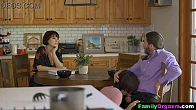 फैमिलीऑर्गेज्म - बूढ़ा आदमी किचन में सौतेली बेटी और पत्नी को जोर से चोदता है!
