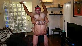 एक्सट्रीम डीपथ्रोट और जबरदस्त चुदाई छोटे 18+ लड़के की मिल्फ के साथ गांड से मुँह तक