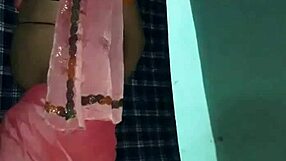 हॉट शीमेल साड़ी में सेक्सी मुझरा डांस से चौंका देती है