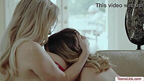 वाह, देखो खूबसूरत मिल्फ चैनल कैमरिन को सोफे पर फेससिटिंग मिल रही है!