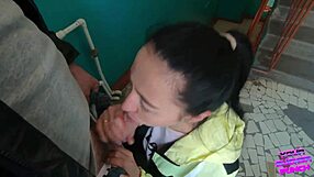 पब्लिक सीढ़ियों पर गर्लफ्रेंड के साथ रिस्की ब्लोजॉब का मज़ा