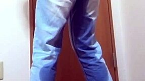 लड़की ने बाथरूम के इंतजार में जींस गीली कर दी, भाई ने कब्जा जो कर रखा है