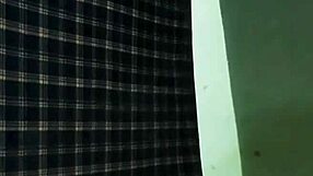 हॉट शीमेल साड़ी में सेक्सी मुझरा डांस से चौंका देती है