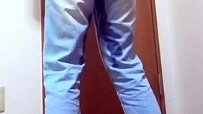 लड़की ने बाथरूम के इंतजार में जींस गीली कर दी, भाई ने कब्जा जो कर रखा है