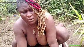 स्वीट एबोनी 18 साल की वाइफ हेयर बश चूत को सोलो में टेस करती है