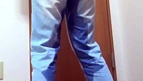 लड़की ने बाथरूम के इंतजार में जींस गीली कर दी, भाई ने कब्जा जो कर रखा है